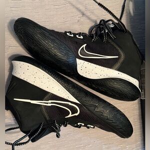 KYRIE FLYTRAP IV men's size 8.5 basketball shoes